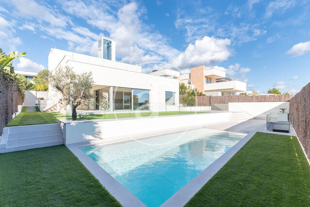 Exclusive nouvelle construction à vendre avec terrasse à La Plana (Sitges)